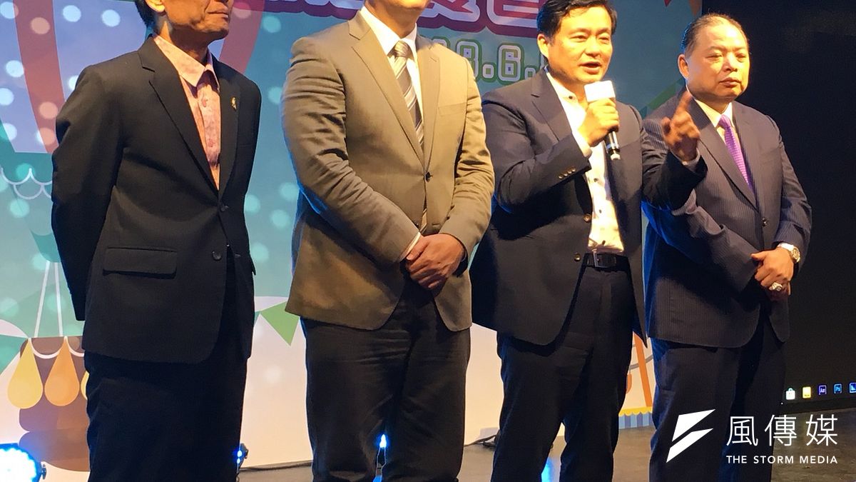 民進黨秘書長洪耀福(右二)晚間民進黨台北市黨部感恩餐會時,強力替民進黨北市長候選人姚文智(左二)背書。(顏振凱攝) 民進黨秘書長洪耀福(右二)晚間民進黨台北市黨部感恩餐會時,強力替民進黨北市長候選人姚文智(左二)背書。(顏振凱攝)