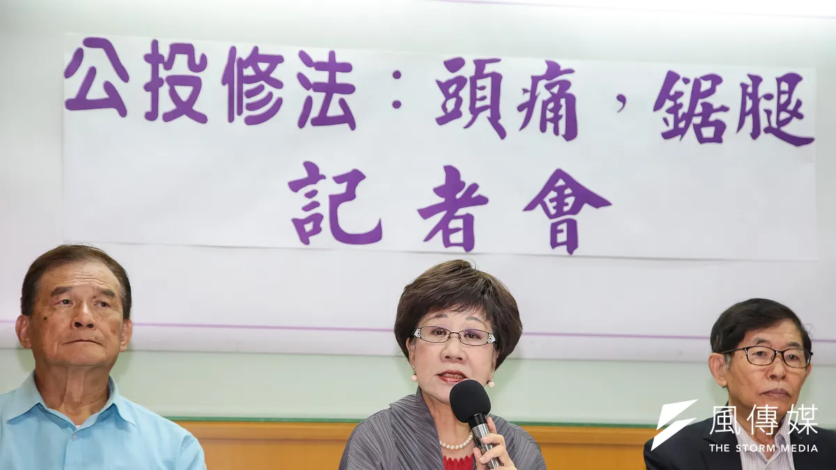 20190604-前副總統呂秀蓮(中)、前國防部長蔡明憲(左)、前國安會副秘書長張旭成(右)4日召開「公投修法:頭痛,鋸腿」記者會。(顏麟宇攝) 20190604-前副總統呂秀蓮(中)、前國防部長蔡明憲(左)、前國安會副秘書長張旭成(右)4日召開「公投修法:頭痛,鋸腿」記者會。(顏麟宇攝)