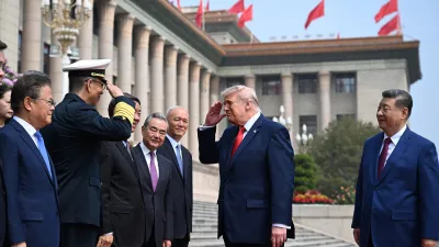 2026年5月14日,美國總統川普與中國國防部長董軍行軍禮。(美聯社)