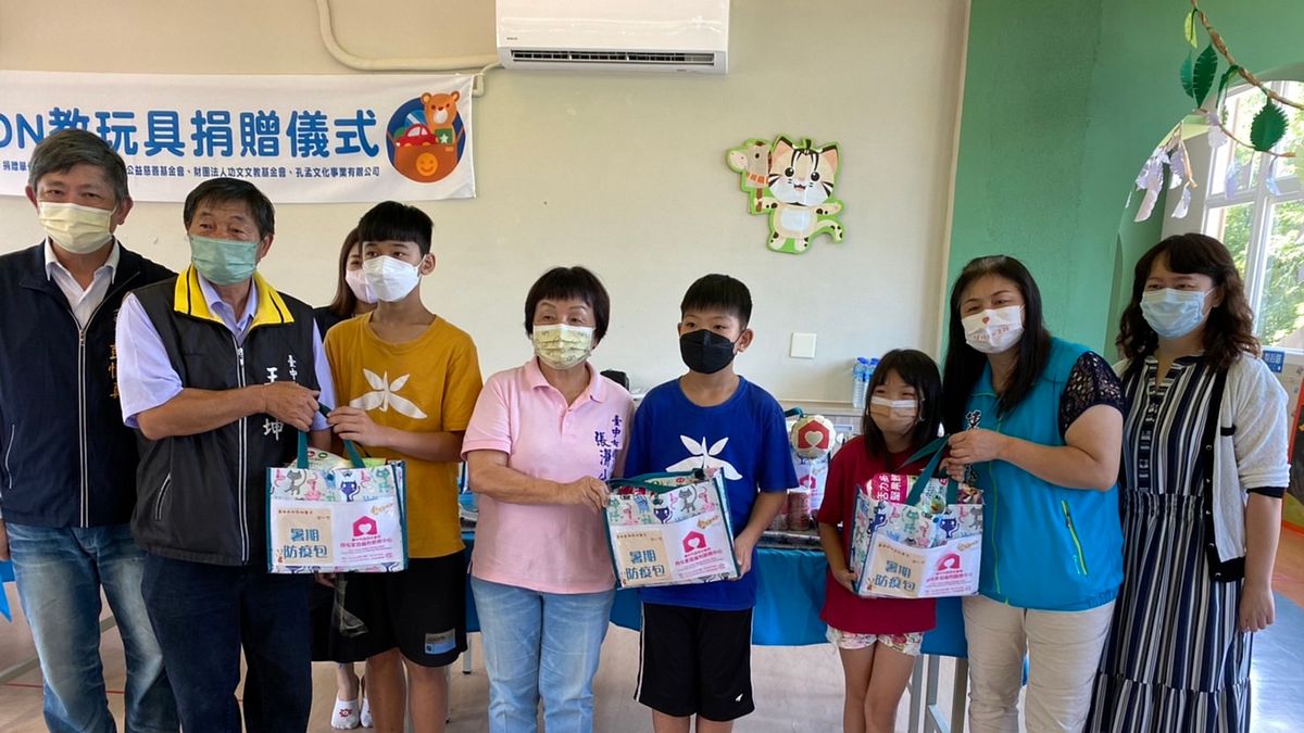 兒少代表接受暑假防疫包捐贈。(圖/台中市政府) 兒少代表接受暑假防疫包捐贈。(圖/台中市政府)