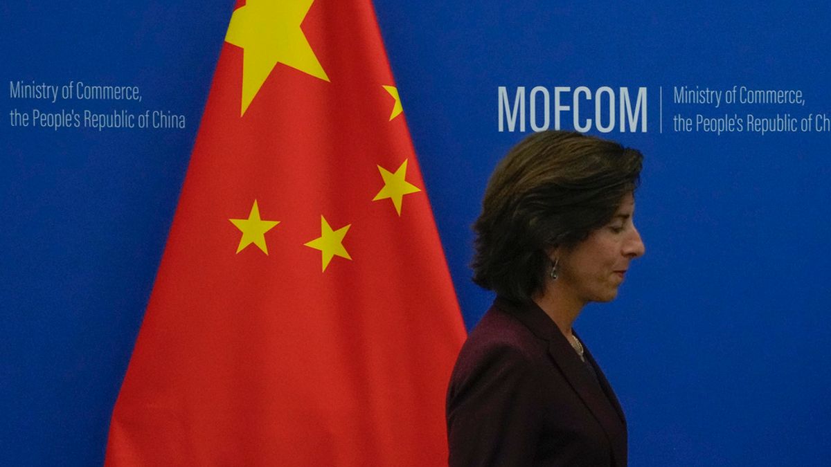 2023年8月28日,美國商務部長雷蒙多與中國商務部長王文濤會面。(美聯社) 2023年8月28日,美國商務部長雷蒙多與中國商務部長王文濤會面。(美聯社)