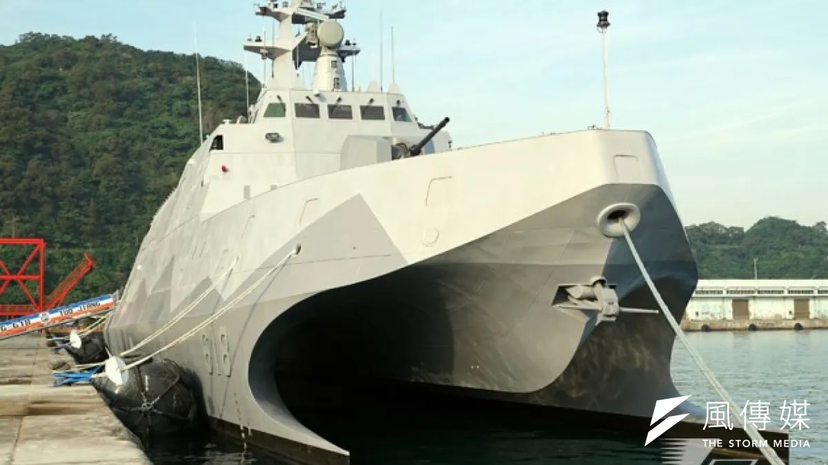 23日上午在蘇澳商港13號碼頭舉行移交海軍的儀式,由國防部長嚴明與龍德造艦公司董事長黃守真共同主持。(蘇仲泓攝)