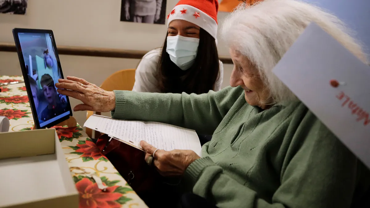 圖為美國養老院的老人家與自願者互動。(AP) 圖為美國養老院的老人家與自願者互動。(AP)