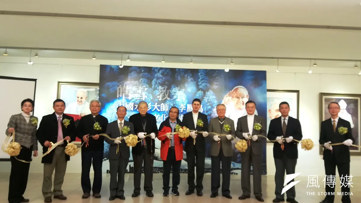 中國大陸水彩大師李鳳鳴來台展出(左6),與貴賓共同開幕剪綵。(圖/陳又嘉攝)