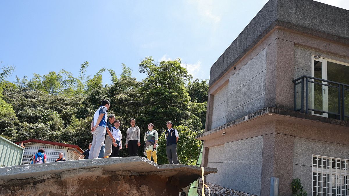 南投縣長許淑華到國姓鄉公所發放凱米颱風受災戶慰問金,並實地前往國姓村竹坑巷關心因嚴重走山導致地基陷落、房屋嚴重傾斜的受災戶。(圖/南投縣政府) 南投縣長許淑華到國姓鄉公所發放凱米颱風受災戶慰問金,並實地前往國姓村竹坑巷關心因嚴重走山導致地基陷落、房屋嚴重傾斜的受災戶。(圖/南投縣政府)