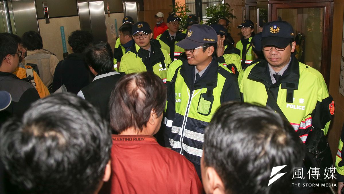 群我倫理促進會31日公布「2017台灣社會信任調查」,警察在該調查中衝上第五名,大幅超越法官。圖為退伍軍人前往年改公聽會抗議,現場警力維安。(資料照,陳明仁攝) 群我倫理促進會31日公布「2017台灣社會信任調查」,警察在該調查中衝上第五名,大幅超越法官。圖為退伍軍人前往年改公聽會抗議,現場警力維安。(資料照,陳明仁攝)