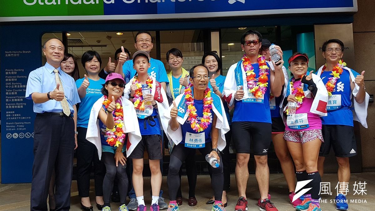 「北中南500K視障接力」視障跑友10日跑抵新竹市,受到在地鄉親好友的熱情加油打氣。(圖/方詠騰攝) 「北中南500K視障接力」視障跑友10日跑抵新竹市,受到在地鄉親好友的熱情加油打氣。(圖/方詠騰攝)