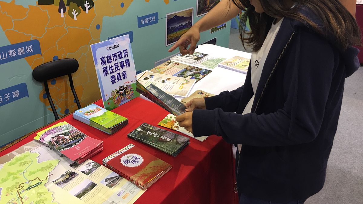 民眾參觀原民會攤位。(圖/高雄市原民會提供) 民眾參觀原民會攤位。(圖/高雄市原民會提供)