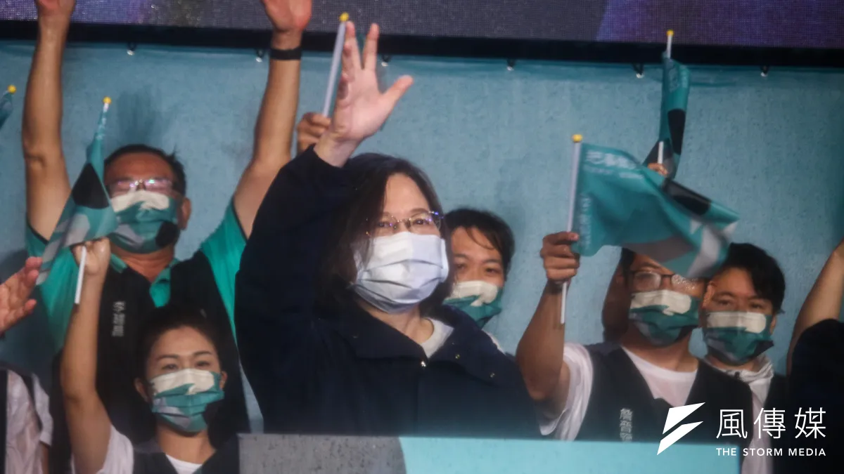 總統蔡英文(見圖)出席民進黨台北市候選人陳時鐘所舉辦的「為台北挺身而出」選前之夜造勢。(蔡親傑攝)