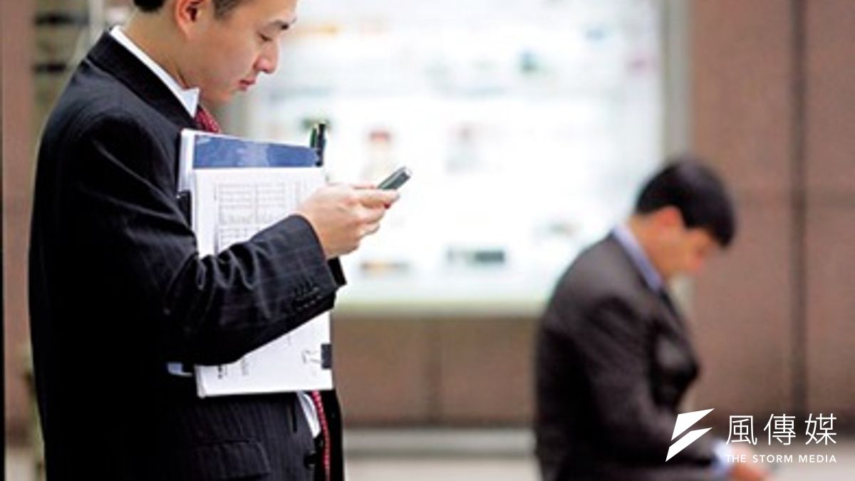 台灣電子業原地踏步,拖累人才在國際市場的價值開始遞減,高薪挖角盛況,恐怕只剩3 年。 台灣電子業原地踏步,拖累人才在國際市場的價值開始遞減,高薪挖角盛況,恐怕只剩3 年。