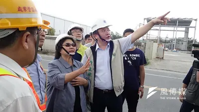 陳菊視察台電搶修情形,慰勉台電工程人員辛勞。陳菊肯定並感謝台電人員於短時間內,緊急復原電力供應,將停電用戶數由45萬戶降至3000戶。(楊伯祿攝)