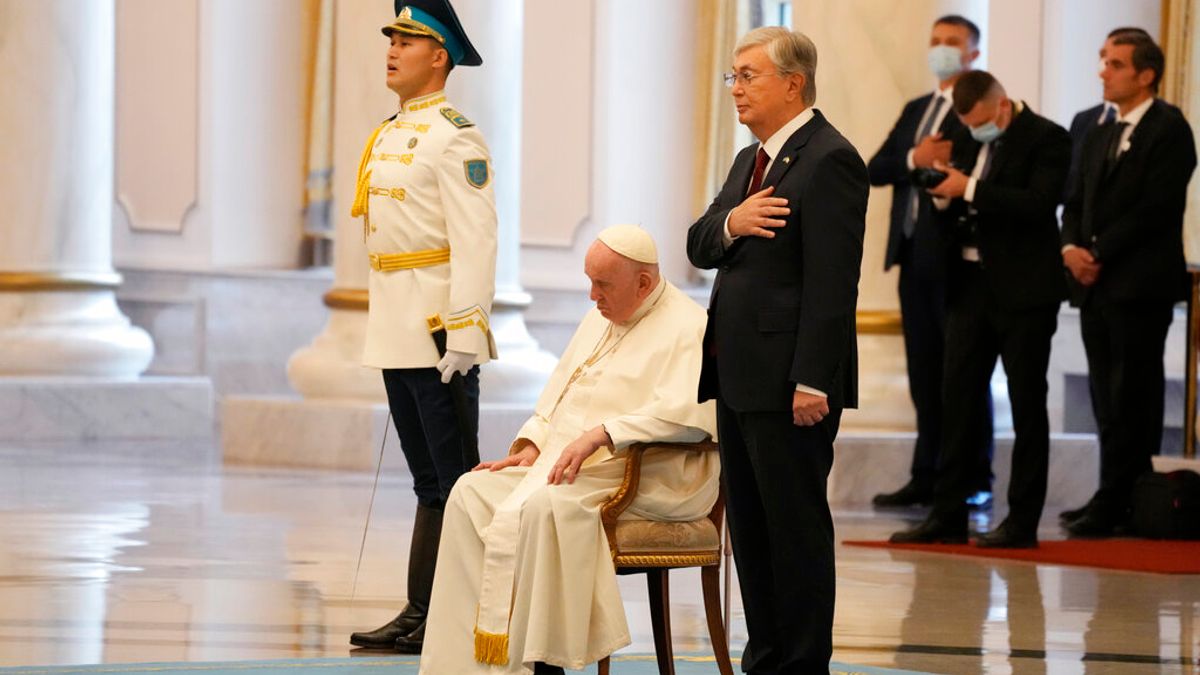 2022年9月13日,天主教教宗方濟各抵達中亞國家哈薩克首都努爾蘇丹(Nur-Sultan),展開為期3天的訪問,哈薩克總統托卡葉夫親自接待。(資料照,美聯社) 2022年9月13日,天主教教宗方濟各抵達中亞國家哈薩克首都努爾蘇丹(Nur-Sultan),展開為期3天的訪問,哈薩克總統托卡葉夫親自接待。(資料照,美聯社)