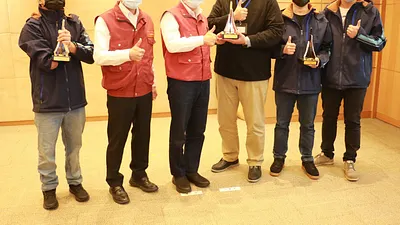 養工處以「板橋區新埔國中通學廊道」、「汐萬路道路改善工程」及「板橋中山路二段橋樑及道路維護工程」獲第21屆公共工程金質獎殊榮。(圖/李梅瑛攝)