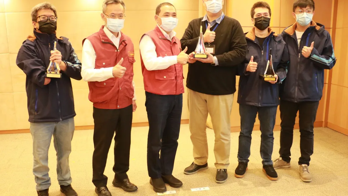 養工處以「板橋區新埔國中通學廊道」、「汐萬路道路改善工程」及「板橋中山路二段橋樑及道路維護工程」獲第21屆公共工程金質獎殊榮。(圖/李梅瑛攝)