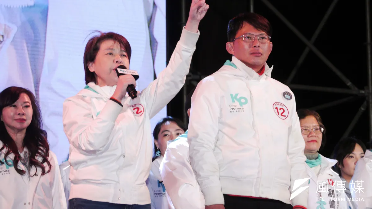 民眾黨不分區立委當選人黃珊珊(左)與黃國昌(右)等明早將舉行記者會,公布該黨在立法院正副龍頭選舉的態度。(蔡親傑攝)