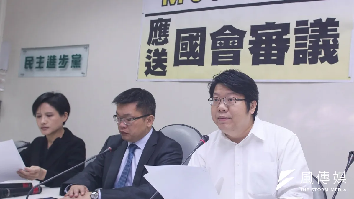 接近海峽中線的中國M503航路將於29日啟用,經濟民主連合召集人賴中強(右一)25日拜會民進黨立法院黨團,呼籲航線協商內容應送國會審議。(林韶安攝)