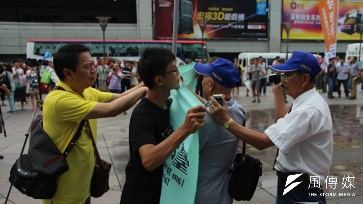 今天(16日)下午,101大樓前場面混亂,愛國同心會、法輪功與公民自主機動陣線在水舞廣場對峙。(葉信菉攝) 今天(16日)下午,101大樓前場面混亂,愛國同心會、法輪功與公民自主機動陣線在水舞廣場對峙。(葉信菉攝)