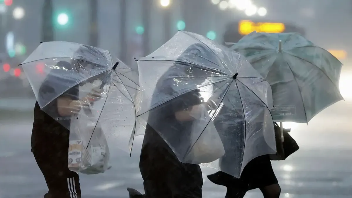 明(3月1日)起冷空氣雖短暫減弱回溫,但緊接著周一鋒面報到,全台降雨機率增加;特別是周二(3月3日)適逢元宵節,將迎來水氣最豐沛的一天。(示意圖/美聯社)