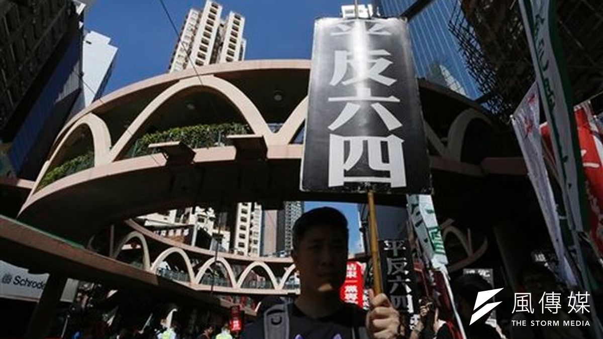 每年六四周年紀念日將屆,香港許多民眾都會上街,呼籲北京當局平反六四。(美聯社) 每年六四周年紀念日將屆,香港許多民眾都會上街,呼籲北京當局平反六四。(美聯社)