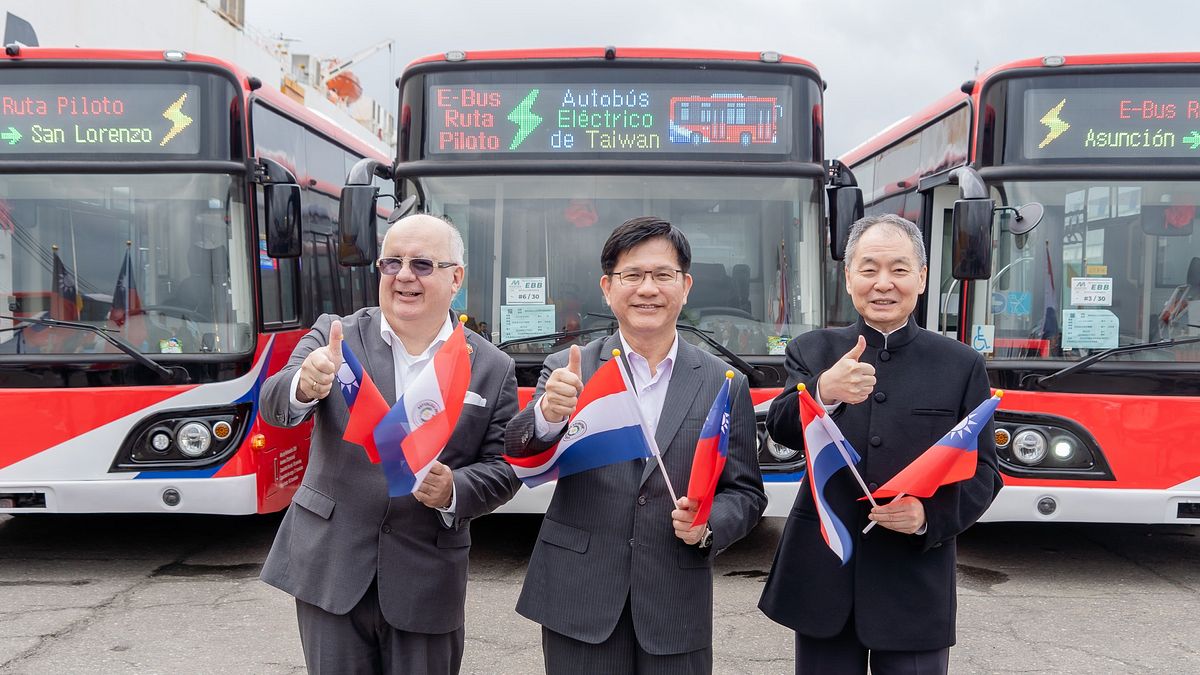 台灣與巴拉圭合作的「電動巴士先導計畫」MIT電動巴士順利抵達友邦巴拉圭。(取自林佳龍臉書) 台灣與巴拉圭合作的「電動巴士先導計畫」MIT電動巴士順利抵達友邦巴拉圭。(取自林佳龍臉書)