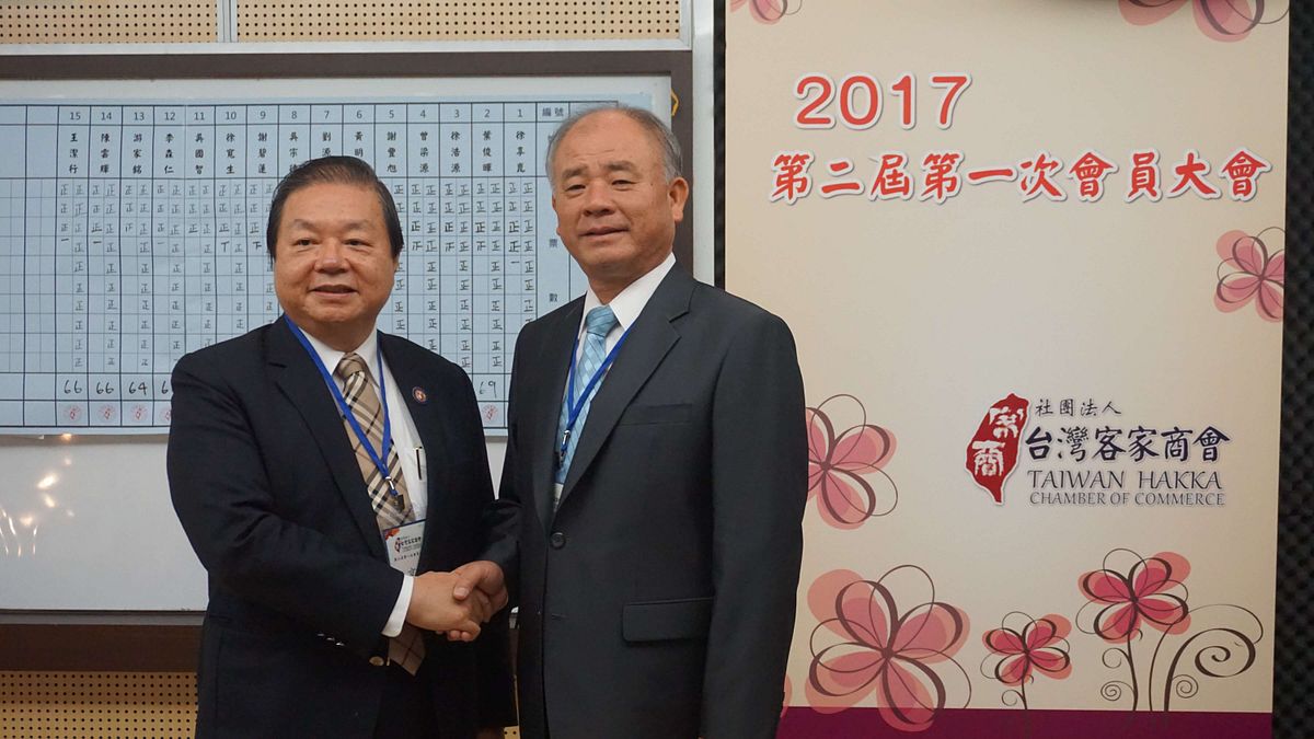 客家商會創會會長黃明智(右)與新任會長徐享崑博士交接合影。(圖/客商會提供) 客家商會創會會長黃明智(右)與新任會長徐享崑博士交接合影。(圖/客商會提供)