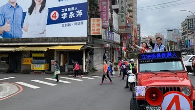 李永萍與韓國瑜在選舉看板上合體,結果丟失中間及年輕選票。(翻攝自李永萍臉書)