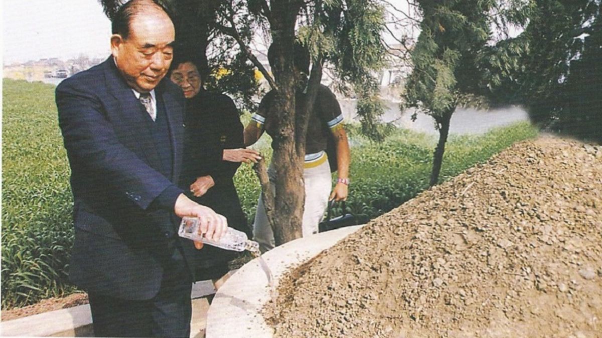 1999年4月,郝柏村回鄉祭拜父母。行完跪拜禮後,繞墓一圈,並將酒水灑在父母墳上。(鹽城傳真) 1999年4月,郝柏村回鄉祭拜父母。行完跪拜禮後,繞墓一圈,並將酒水灑在父母墳上。(鹽城傳真)