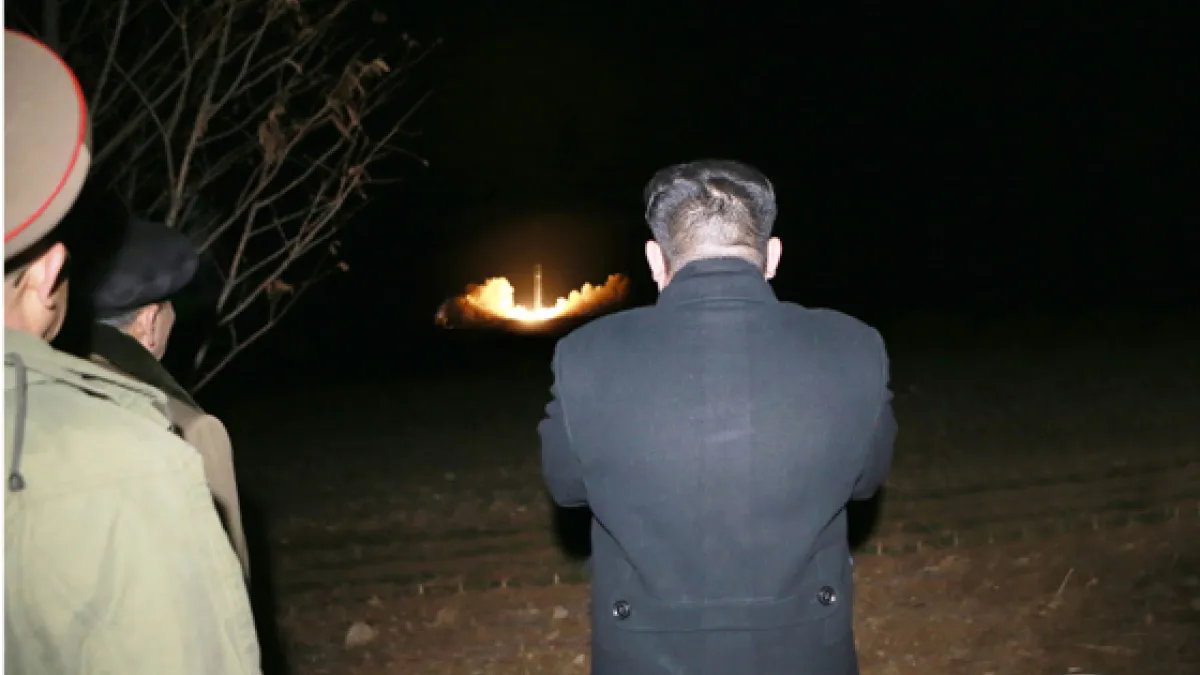 金正恩對於「火星-15」的試射表現非常滿意。(勞動新聞)