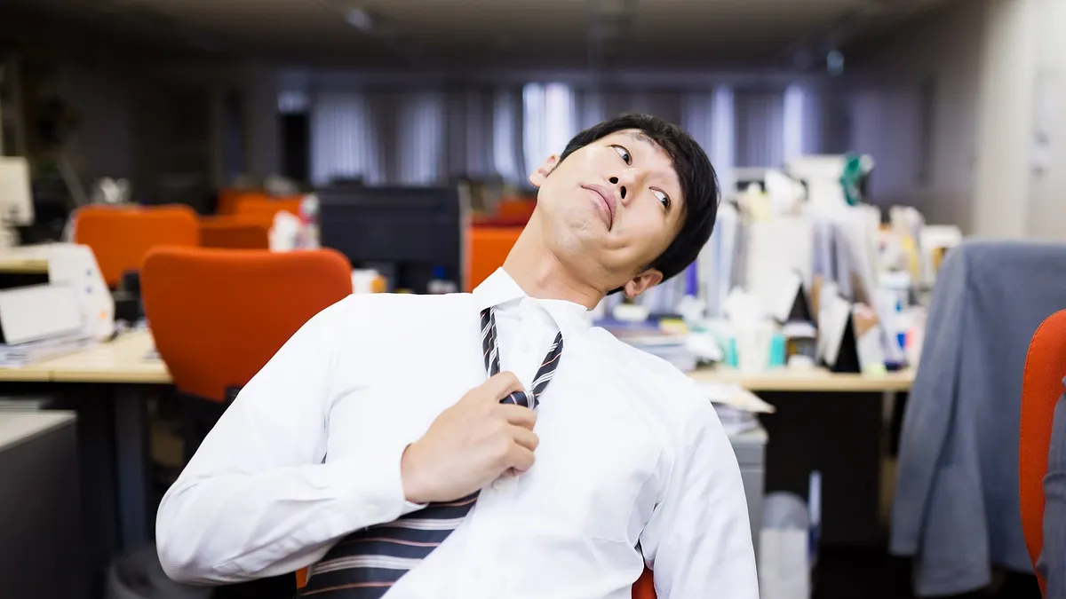 久坐、狂盯電腦會嚴重影響健康啊!看看醫生怎麼解決這些不適。(圖/Pakutaso) 久坐、狂盯電腦會嚴重影響健康啊!看看醫生怎麼解決這些不適。(圖/Pakutaso)