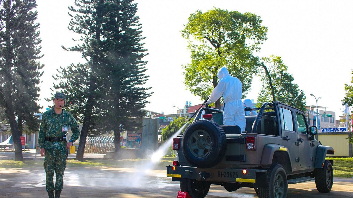 國防部召開「非洲豬瘟管制會議」,針對疫情防治做出指示。圖為是陸軍司令部4日進行非洲豬瘟防疫消毒作業演習。(陸軍司令部提供) 國防部召開「非洲豬瘟管制會議」,針對疫情防治做出指示。圖為是陸軍司令部4日進行非洲豬瘟防疫消毒作業演習。(陸軍司令部提供)