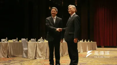 陸委會主委夏立言(右)、國台辦主任張志軍23日在金門舉行會議,達成多項共識。(葉信菉攝)
