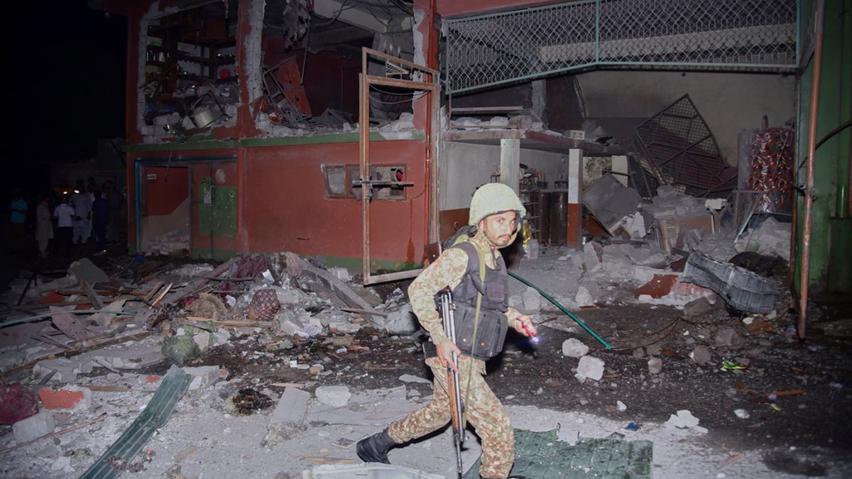 2025年5月7日。一名陸軍士兵在巴控克什米爾地區首府穆薩法拉巴德(Muzaffarabad)附近檢查了一棟被疑似印度導彈襲擊而損壞的建築物。(AP) 2025年5月7日。一名陸軍士兵在巴控克什米爾地區首府穆薩法拉巴德(Muzaffarabad)附近檢查了一棟被疑似印度導彈襲擊而損壞的建築物。(AP)