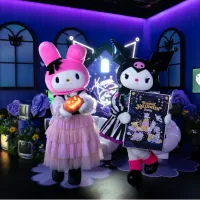 東京・新宿の体験型展示「Hotel Floria Tokyo」では、10月3日からハロウィン限定イベントを開催。館内の一部エリアに特別な装飾や演出が施されるほか、仮装姿のサンリオキャラクターズをデザインした限定グッズも販売されている。(ホテルフローリアPR事務局提供) 東京・新宿の体験型展示「Hotel Floria Tokyo」では、10月3日からハロウィン限定イベントを開催。館内の一部エリアに特別な装飾や演出が施されるほか、仮装姿のサンリオキャラクターズをデザインした限定グッズも販売されている。(ホテルフローリアPR事務局提供)