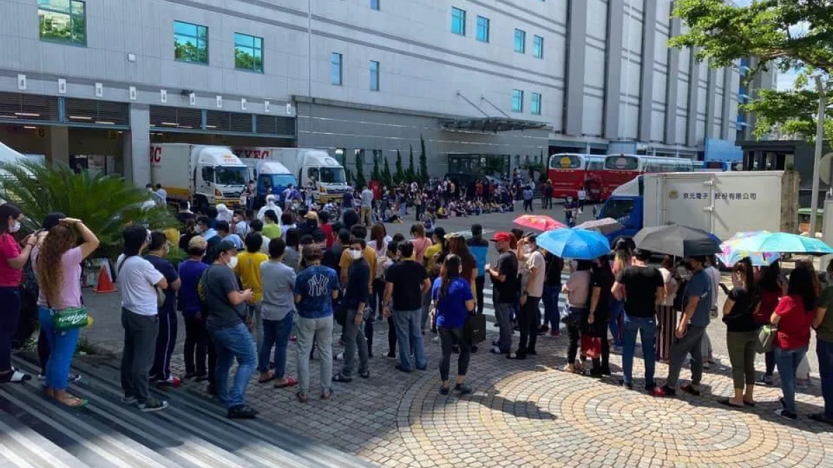 苗栗竹南京元電子員工排隊等候快篩,京元電群聚感染事件,引發國內對企業內部防疫政策的討論。(資料照,取自苗栗縣議員曾玟學臉書)