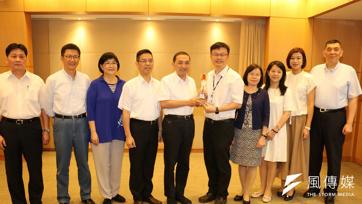 新北市榮獲國防部108-109年「推展全民國防教育工作」考核評鑑績優單位,今(9)日於市政會議分享榮耀,市長侯友宜也親自勉勵。 (圖/李梅瑛攝) 新北市榮獲國防部108-109年「推展全民國防教育工作」考核評鑑績優單位,今(9)日於市政會議分享榮耀,市長侯友宜也親自勉勵。 (圖/李梅瑛攝)