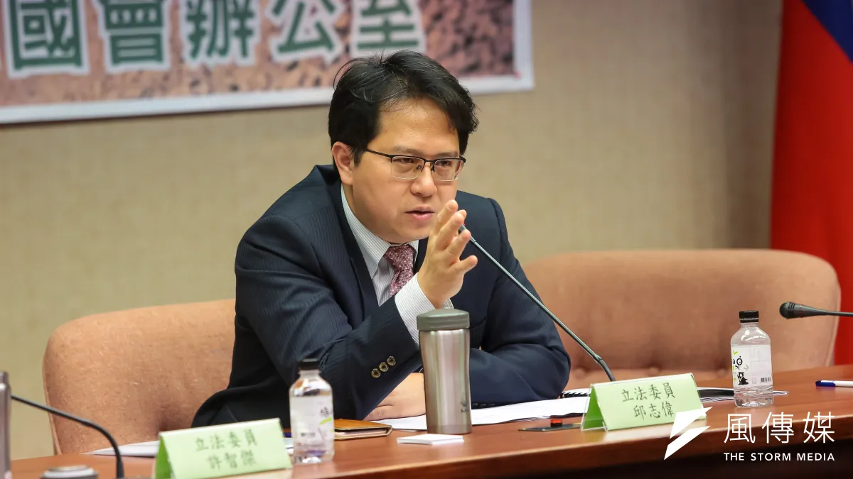 民進黨立委邱志偉提案修社會秩序維護法,要管制「假新聞」。(顏麟宇攝)