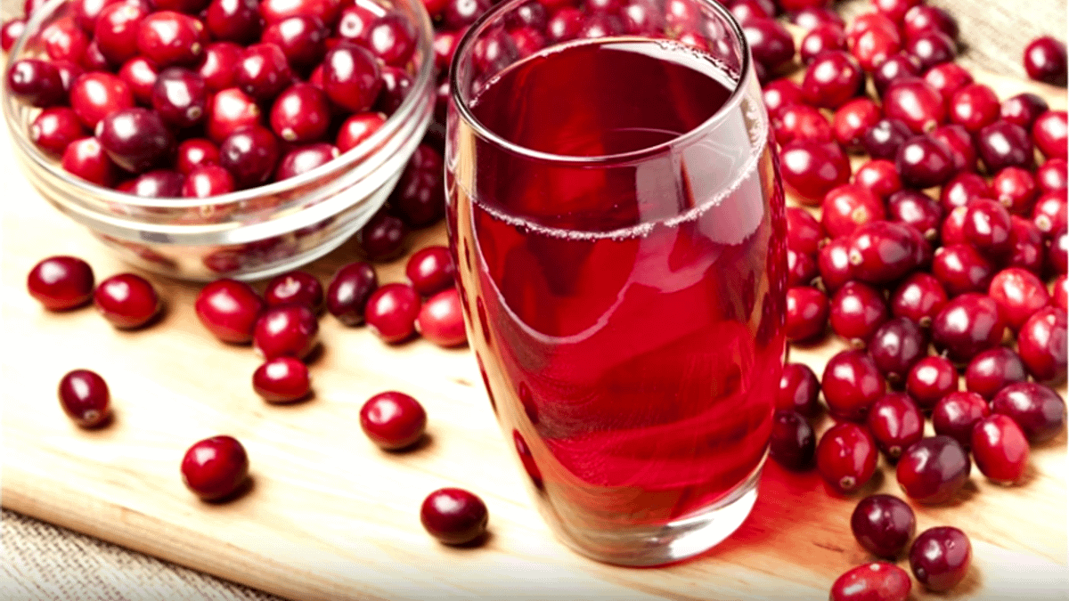 坊間多流傳吃蔓越莓對預防尿道炎很有效,真的嗎?聽聽醫生怎麼說。(圖/ Doctors' Circle - Ask Doctors. Free Video Answers.@youtube) 坊間多流傳吃蔓越莓對預防尿道炎很有效,真的嗎?聽聽醫生怎麼說。(圖/ Doctors' Circle - Ask Doctors. Free Video Answers.@youtube)