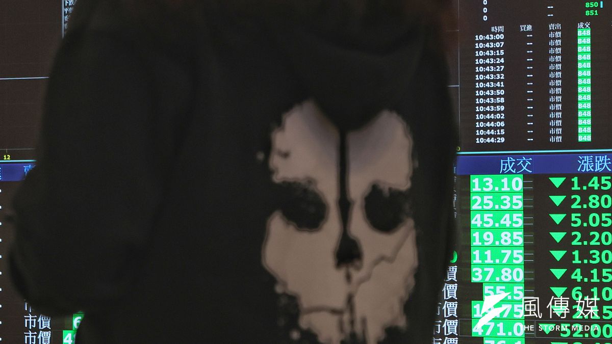 三大法人による本日の台湾株の取引では、合計590.8億台湾ドルの買越となった。内訳は、海外投資家が706.5億台湾ドルの売越、投信(投資信託)が78.8億台湾ドルの買越、自営商(自己売買部門)が37.2億台湾ドルの買越であった。(写真/柯承惠撮影) 三大法人による本日の台湾株の取引では、合計590.8億台湾ドルの買越となった。内訳は、海外投資家が706.5億台湾ドルの売越、投信(投資信託)が78.8億台湾ドルの買越、自営商(自己売買部門)が37.2億台湾ドルの買越であった。(写真/柯承惠撮影)