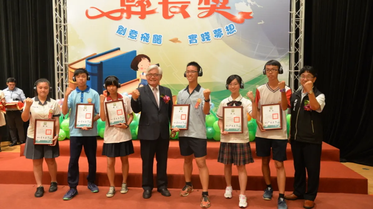 雲林縣長李進勇為國中小學畢業生頒發縣長獎,場面歡樂溫馨。〔圖/雲林縣政府提供〕