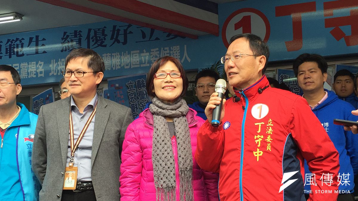 和碩董事長童子賢(左)力挺國民黨士林北投立委候選人丁守中(右),14日親赴競選總部站台。圖中為推行強制汽車責任保險的柯媽媽。(吳友友攝) 和碩董事長童子賢(左)力挺國民黨士林北投立委候選人丁守中(右),14日親赴競選總部站台。圖中為推行強制汽車責任保險的柯媽媽。(吳友友攝)