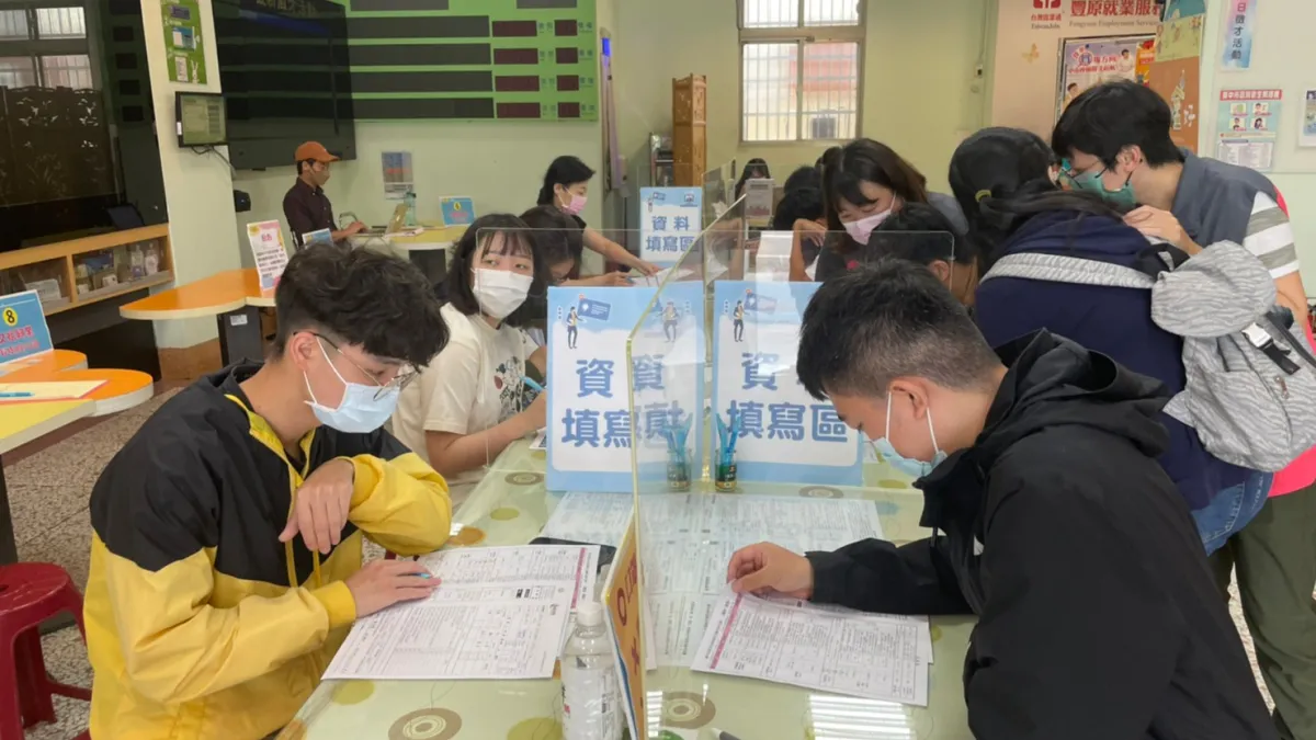 活動現場求職民眾踴躍。(圖/台中市政府提供)