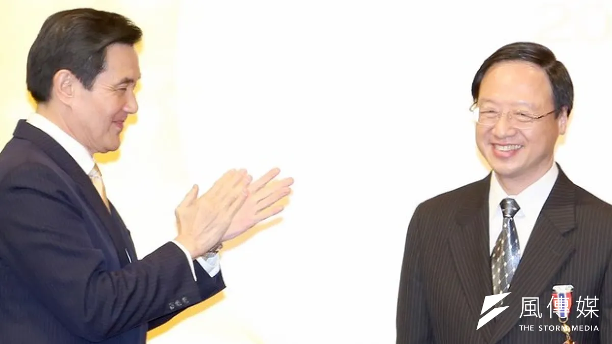 行政院長江宜樺對立法院通過的地政士法提出覆議案,總統馬英九在中山會報力挺。圖為總統馬英九授勳給行政院長江宜樺表揚他任職研考會之貢獻。(吳逸驊攝)