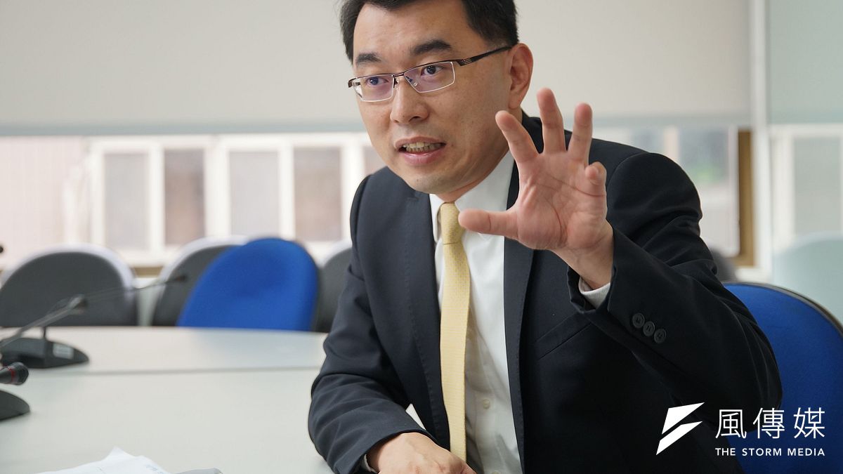 新黨宣布推出由楊世光角逐2020總統大選。而曾因「我是統派,我是男人,誰是獨派,誰是女人」言論引發爭議的楊世光,在接受《風傳媒》專訪時指出,重點是要清楚表達政治立場爭取支持。(盧逸峰攝) 新黨宣布推出由楊世光角逐2020總統大選。而曾因「我是統派,我是男人,誰是獨派,誰是女人」言論引發爭議的楊世光,在接受《風傳媒》專訪時指出,重點是要清楚表達政治立場爭取支持。(盧逸峰攝)