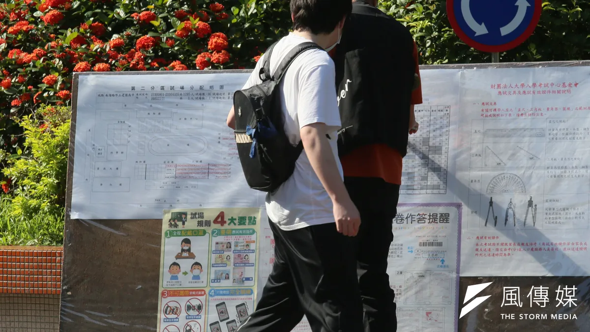 大學百病叢生,何止論文抄襲。圖為111學年度大學入學分科測驗在各地考場舉行。(柯承惠攝)