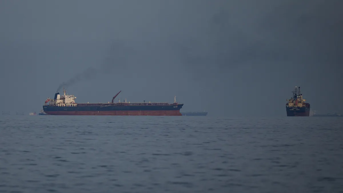 2026年3月11日,聚集在荷莫茲海峽附近的油輪和貨輪。(美聯社)