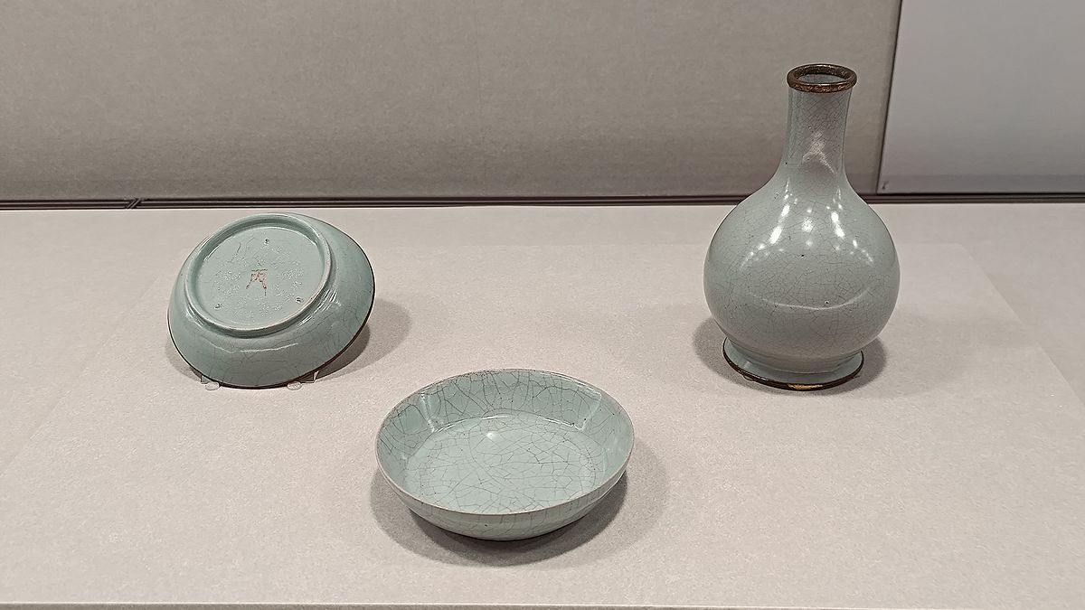 馬龍參訪台北故宮時欣賞了青瓷中的極品--北宋汝窯,其「天青色」具「雨過天青雲破處、者般顏色作將來」的美感,全球僅約90件,台北故宮珍藏21件、不但數量最多且質感最好。(圖/作者攝) 馬龍參訪台北故宮時欣賞了青瓷中的極品--北宋汝窯,其「天青色」具「雨過天青雲破處、者般顏色作將來」的美感,全球僅約90件,台北故宮珍藏21件、不但數量最多且質感最好。(圖/作者攝)