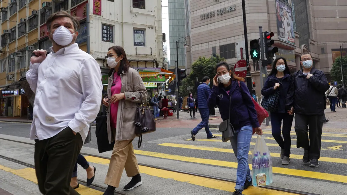 武漢肺炎疫情肆虐,香港居民上街大多戴著口罩。(美聯社)