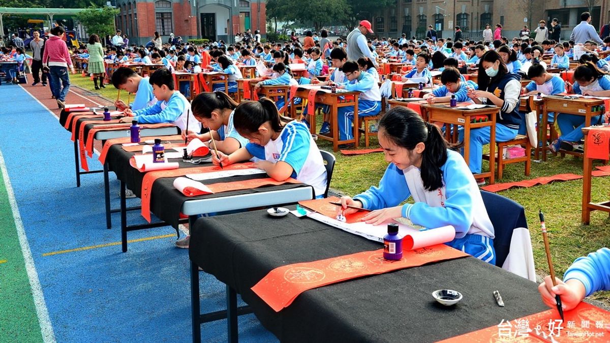 草屯國小義賣助弱勢 邀600師生揮毫寫春聯 草屯國小義賣助弱勢 邀600師生揮毫寫春聯