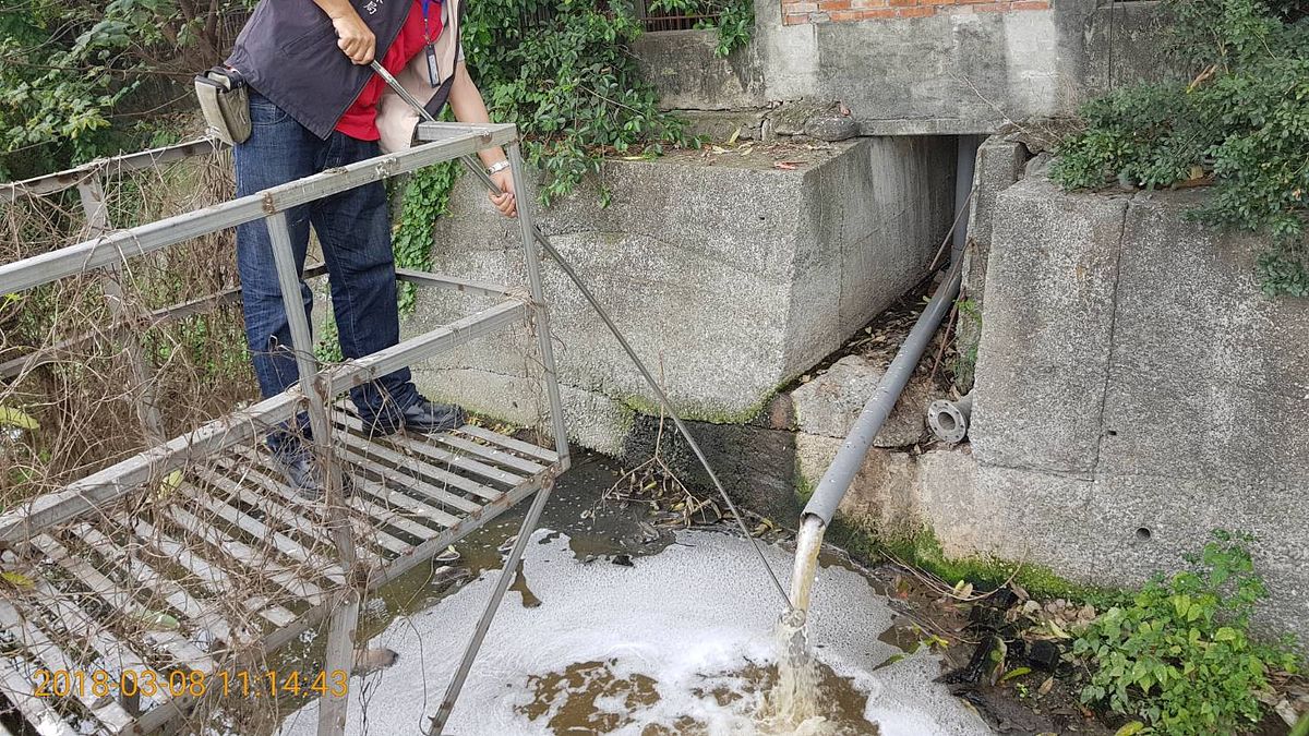 屏東縣政府環保局8日嚴正聲明,強調對於列管畜牧廢水稽查行動早已建立SOP,場內、外均會嚴加蒐證查處並追蹤改善。(圖/屏東縣政府提供) 屏東縣政府環保局8日嚴正聲明,強調對於列管畜牧廢水稽查行動早已建立SOP,場內、外均會嚴加蒐證查處並追蹤改善。(圖/屏東縣政府提供)