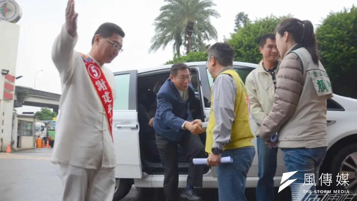 無黨籍台北市長候選人柯文哲今(14)日起,將陸續公布未來市府各局處的遴選委員會名單,民進黨也重申不會介入人事安排,更不會要求柯文哲入黨。(宋小海攝)